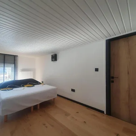 D 'ecaussinnes 펜션 *